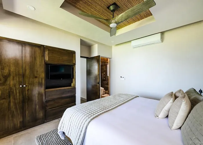 Beachfront Villa, 2 Pools, & Breakfast, Sleeps 21 *